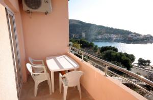 Galeriebild der Unterkunft Apartments by the sea Bilo, Primosten - 4806 in Podgreben