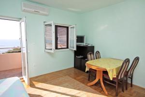 Galeriebild der Unterkunft Apartments by the sea Bilo, Primosten - 4806 in Podgreben