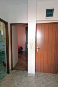 Galeriebild der Unterkunft Apartments by the sea Bilo, Primosten - 4806 in Podgreben