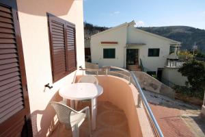 Galeriebild der Unterkunft Apartments by the sea Bilo, Primosten - 4806 in Podgreben