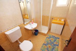 Galeriebild der Unterkunft Apartments by the sea Bilo, Primosten - 4806 in Podgreben