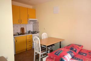 Galeriebild der Unterkunft Apartments by the sea Bilo, Primosten - 4806 in Podgreben