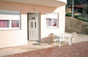 Galeriebild der Unterkunft Apartments by the sea Bilo, Primosten - 4806 in Podgreben