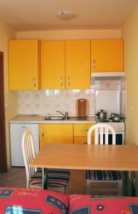 Galeriebild der Unterkunft Apartments by the sea Bilo, Primosten - 4806 in Podgreben