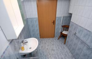 Ένα μπάνιο στο Apartment Jezera 5057b