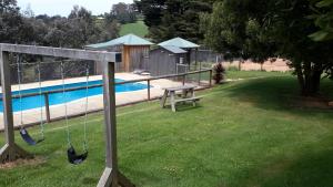 Πισίνα στο ή κοντά στο Neerim Country Cottages