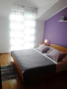 En eller flere senger på et rom på Apartment Grebastica 4882e
