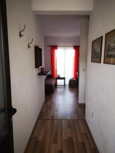 um corredor com uma sala de estar com cortinas vermelhas em Apartments with a parking space Jezera, Murter - 5135 em Jezera