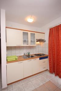 Virtuve vai virtuves zona naktsmītnē Apartments with a parking space Jezera, Murter - 5121