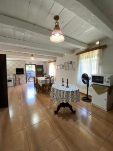 Pousada Casa Wachholz - Rota do Enxaimel في بوميرودي: غرفة معيشة مع طاولة في منتصف الغرفة