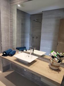 La salle de bains est pourvue de 2 lavabos et d'un miroir. dans l'établissement Appartement avec piscine à saidia Climatisation et Wifi, à Saïdia