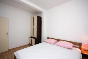 Posteľ alebo postele v izbe v ubytovaní Seaside holiday house Murter - 5092