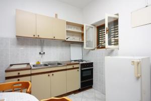 Kuchyňa alebo kuchynka v ubytovaní Seaside holiday house Murter - 5092 + 12 fotografií