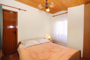 Un pat sau paturi într-o cameră la Apartments with parking space Jezera, Murter - 5093