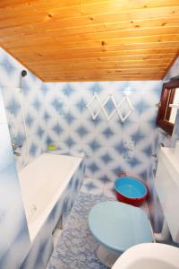 ein Badezimmer mit zwei blauen WCs und einer Badewanne in der Unterkunft Apartment Jezera 5093a in Jezera