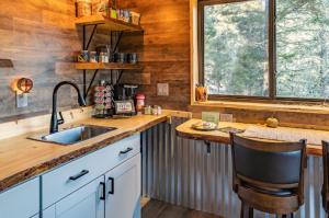 Gallery image of RidgeWalk Treehouse in Angel Fire