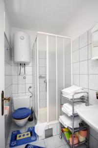 La salle de bains est pourvue d'une douche, de toilettes et d'un lavabo. dans l'établissement Apartments with a parking space Murter - 5084, à Murter