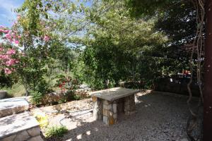 Ein Garten an der Unterkunft Apartments and rooms with parking space Jezera, Murter - 5082