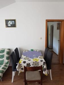Ein Sitzbereich in der Unterkunft Apartments and rooms with parking space Jezera, Murter - 5082