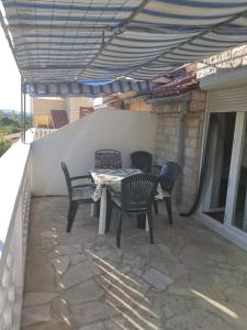 Ein Balkon oder eine Terrasse in der Unterkunft Apartments and rooms with parking space Jezera, Murter - 5082