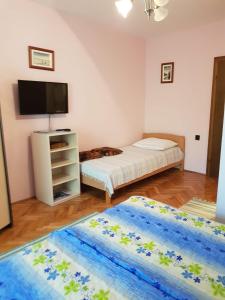 ein Zimmer mit zwei Betten und einem Flachbildfernseher in der Unterkunft Apartments and rooms with parking space Jezera, Murter - 5082 in Jezera