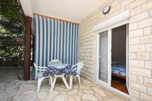 Ein Balkon oder eine Terrasse in der Unterkunft Apartments and rooms with parking space Jezera, Murter - 5082