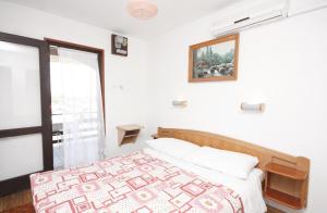 Posteľ alebo postele v izbe v ubytovaní Apartments with a parking space Murter - 5103