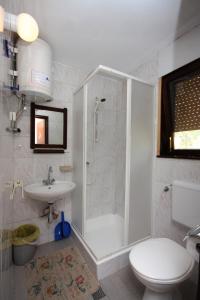 Et badeværelse på Apartments with a parking space Murter - 5102