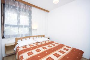 Posteľ alebo postele v izbe v ubytovaní Apartment Murter 5103a