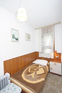 Posteľ alebo postele v izbe v ubytovaní Apartment Murter 5103a