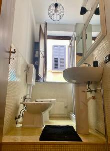 Koupelna v ubytování Baddar'Home . . . experience of real Palermo