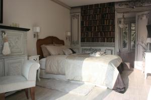 1 dormitorio con 1 cama grande y 1 silla en Guesthouse Kathome en Bondues