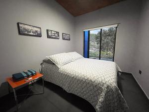 Tempat tidur dalam kamar di Glamping Gaia Origen en Cali - Cabaña y Domo Geodésico a 10 min de los Gatos del Río