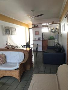 sala de estar con sofá y cocina en Apartamento Na Ponta Verde, en Maceió