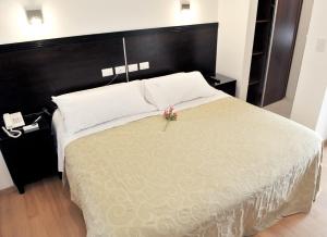 1 dormitorio con 1 cama grande y cabecero negro en Luxor Hotel Salta en Salta