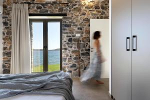 Postel nebo postele na pokoji v ubytování Lichnos Luxury Suites