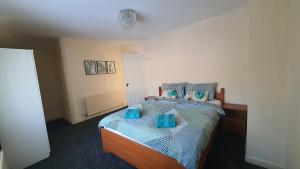 Un dormitorio con una cama con almohadas azules. en Spacious 3-bedroom home in Birmingham with driveway parking en Birmingham