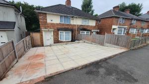 un gran patio frente a una casa en Spacious 3-bedroom home in Birmingham with driveway parking en Birmingham