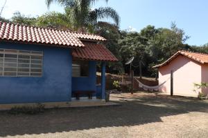 サン・トメー・ダス・レトラスにあるChalés Excaliburの外にハンモックがある青と白の家