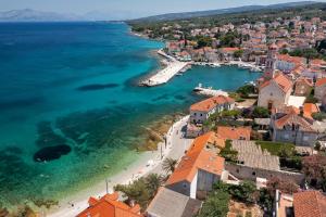 an aerial view of a town and the ocean at Apartments by the sea Sutivan, Brac - 719 in Sutivan