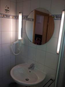 ジヴォゴシュチェにあるApartments Strandburg Kroatienのバスルーム(洗面台、鏡付)