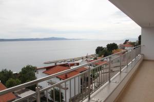 a view of the water from a balcony at Apartments Strandburg Kroatien in Živogošće