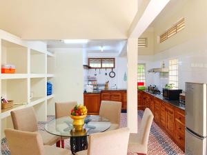 暹粒My Key Polanka Private Villa with Pool的配有桌椅和冰箱的厨房 更多37张照片