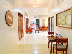 暹粒My Key Polanka Private Villa with Pool的走廊上设有桌椅