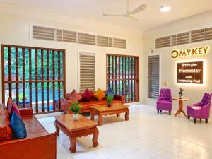 暹粒My Key Polanka Private Villa with Pool的有沙发、桌子和窗户的客厅