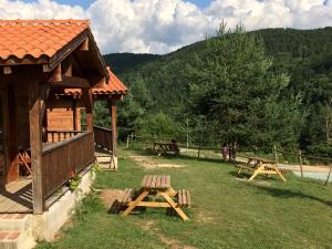 Výhľad na hory alebo výhľad na hory priamo z kempingu