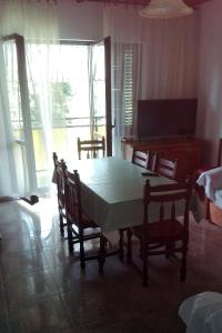 een eetkamer met een tafel en stoelen en een raam bij Apartments with a parking space Murter - 5098 in Murter