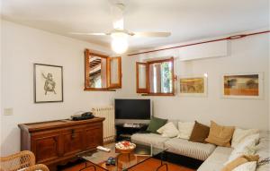 Televisyen dan/atau pusat hiburan di Cozy Home In Roncitelli
