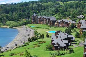 an aerial view of a resort with a beach and buildings at Departamento en Condominio La Puntilla Villarrica in Villarrica