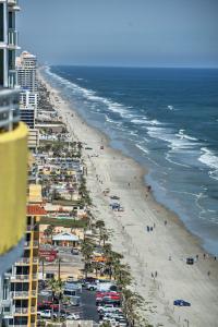 widok na plażę z ludźmi i ocean w obiekcie Wyndhams Ocean Walk Resort w mieście Daytona Beach